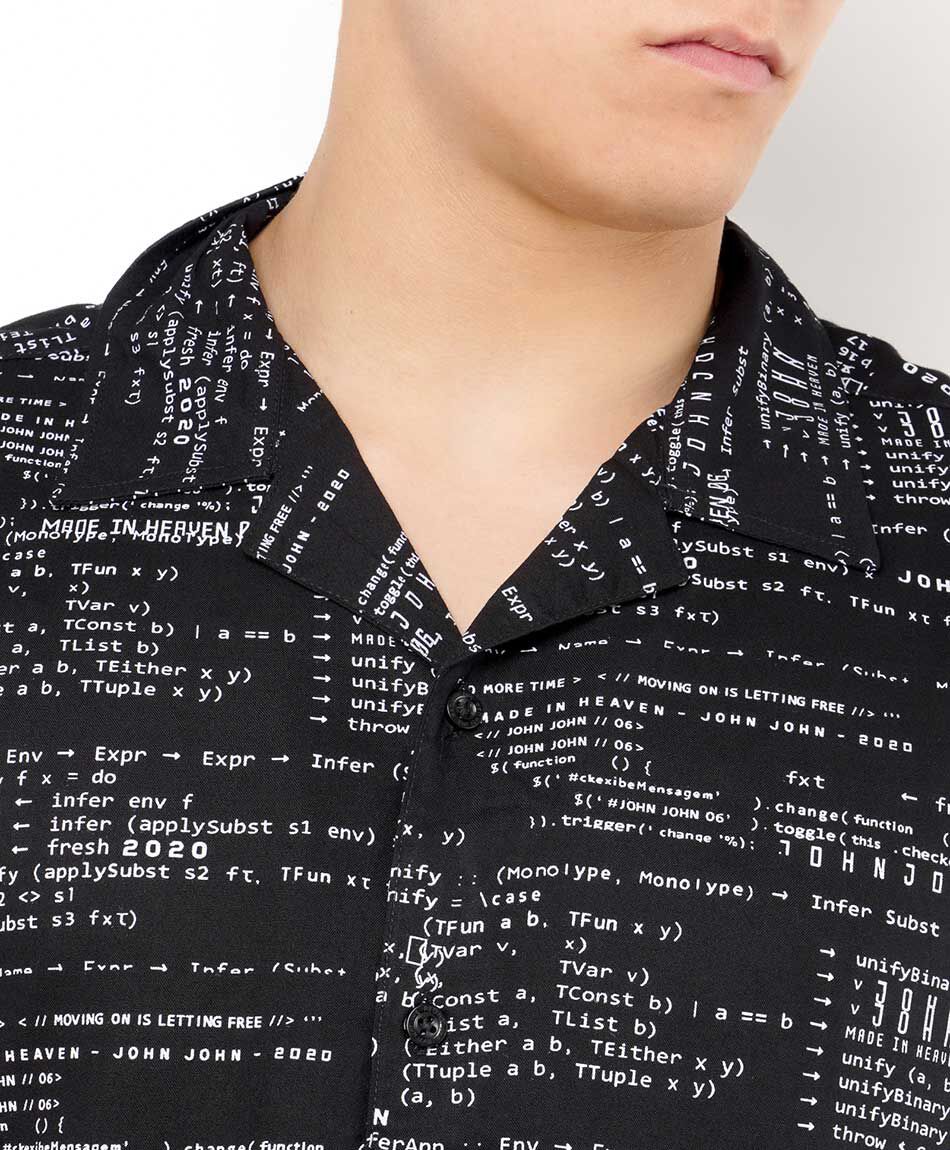 Camisa hombre estampada letras y c&oacute;digos