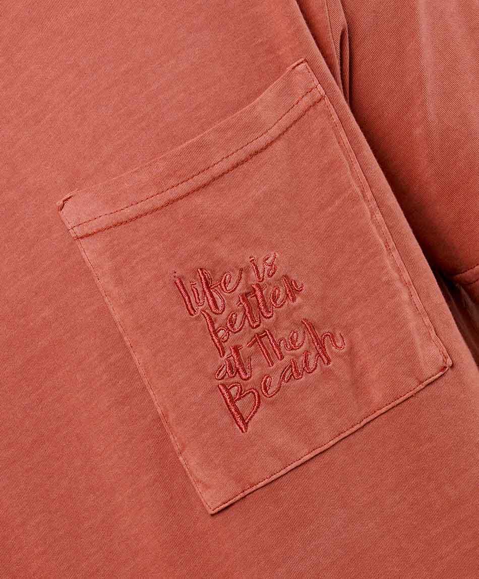 Remera hombre bolsillo bordado life it's better