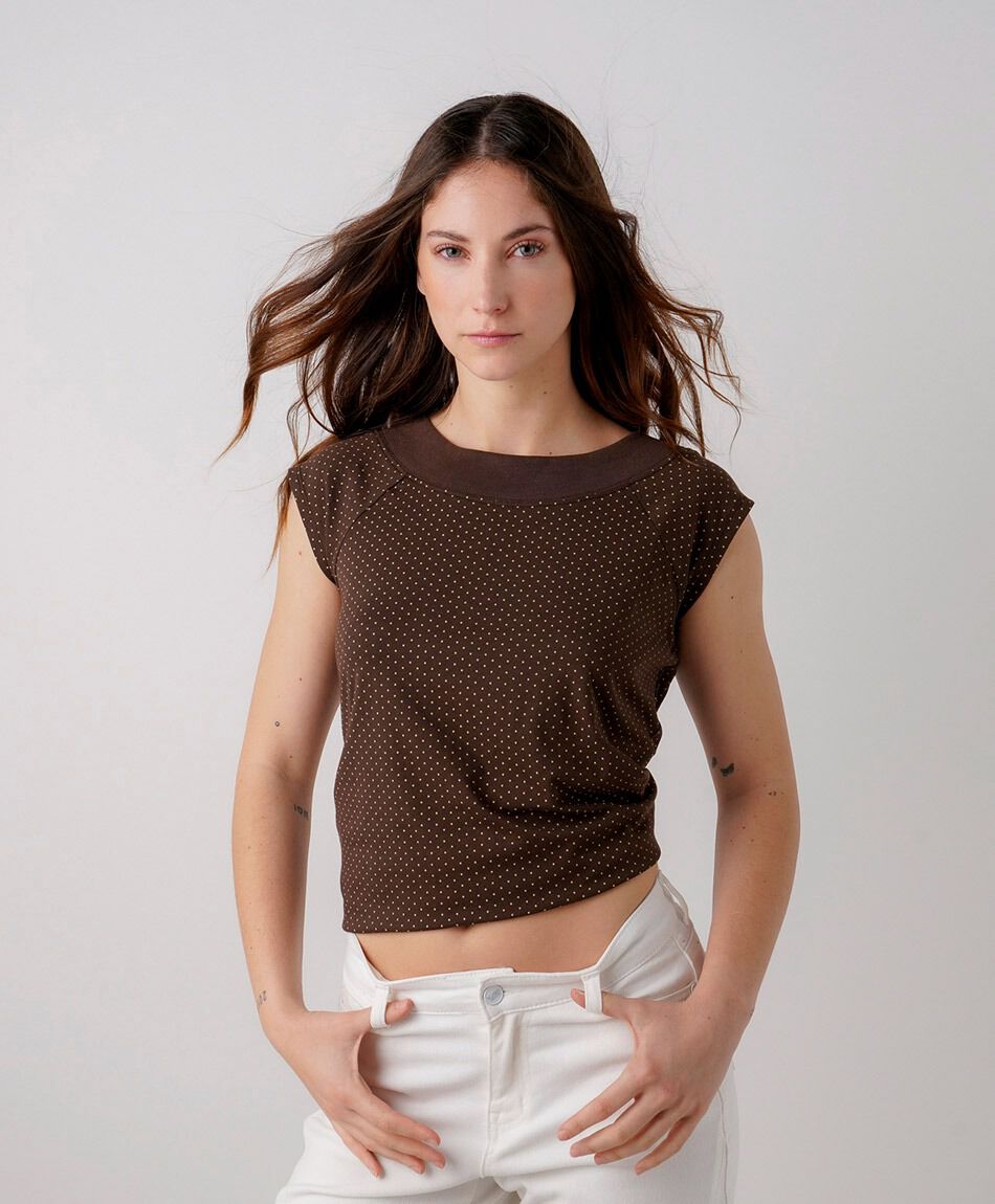 Remera mujer cafe puntitos