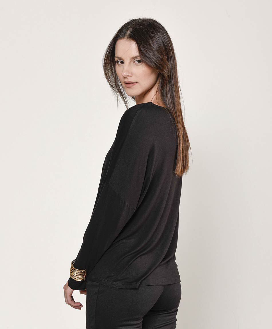 Polera mujer estrella y tachas oversize