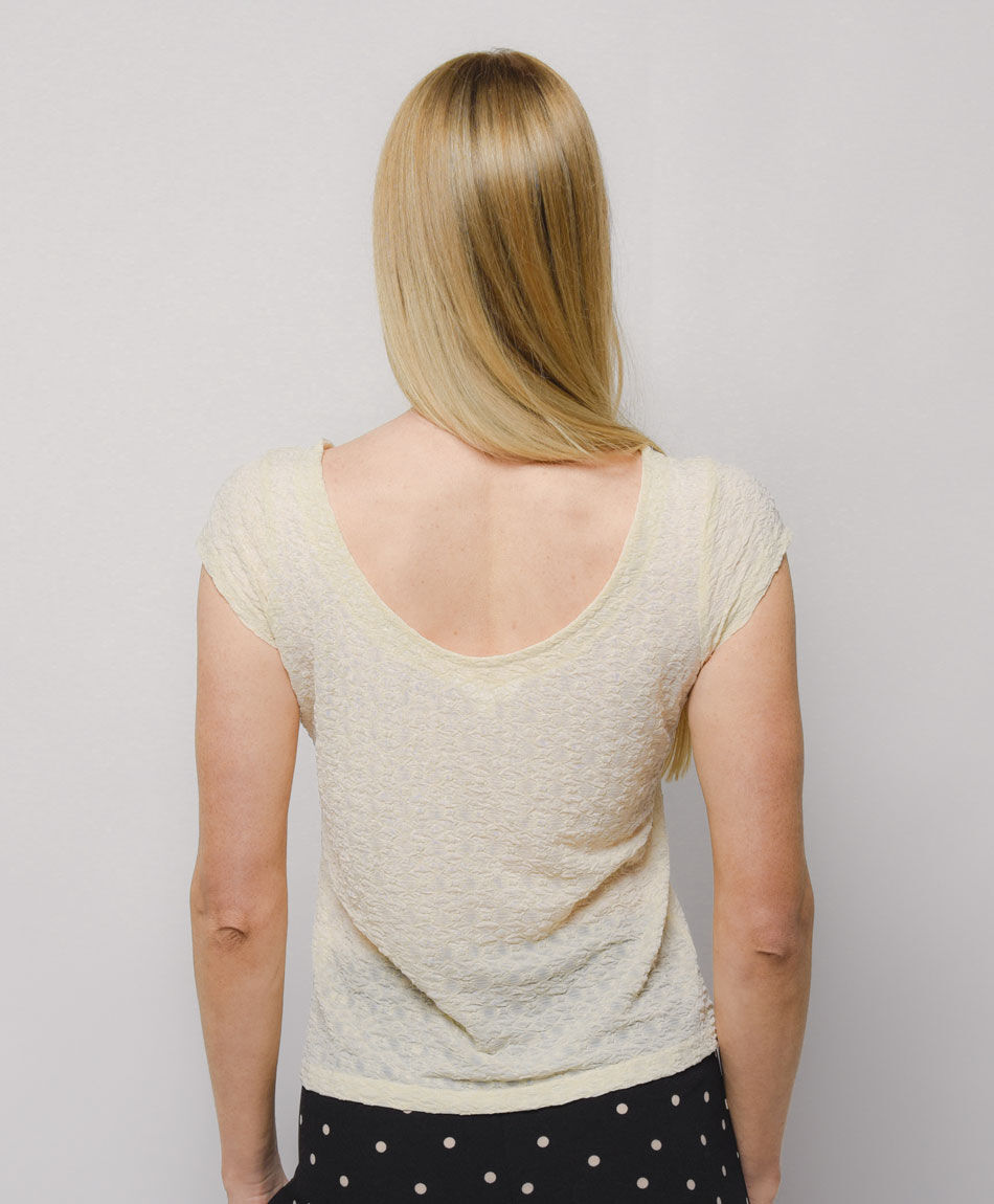 Remera mujer textura escote espalda