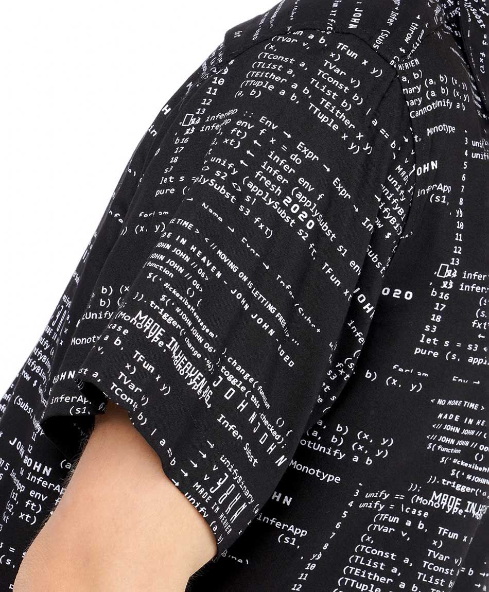 Camisa hombre estampada letras y c&oacute;digos