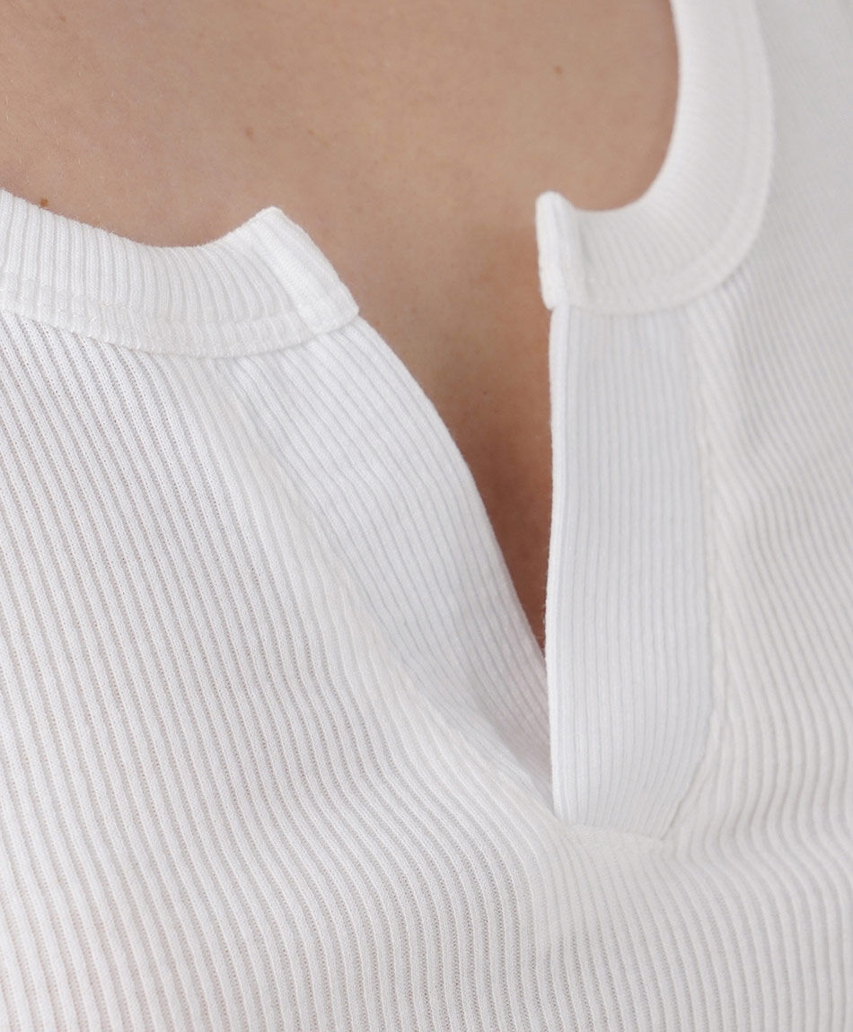 Polera mujer canal&eacute; escote blanca