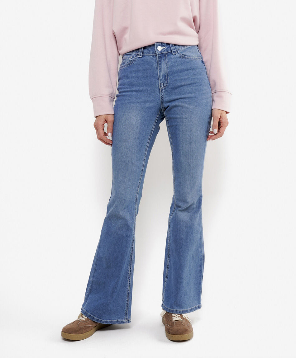 Jeans mujer flare bolsillo bordado