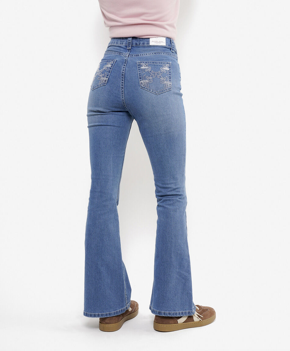 Jeans mujer flare bolsillo bordado