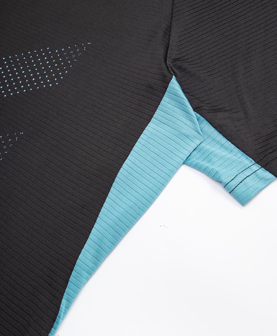 Remera deportiva hombre flechas bajas