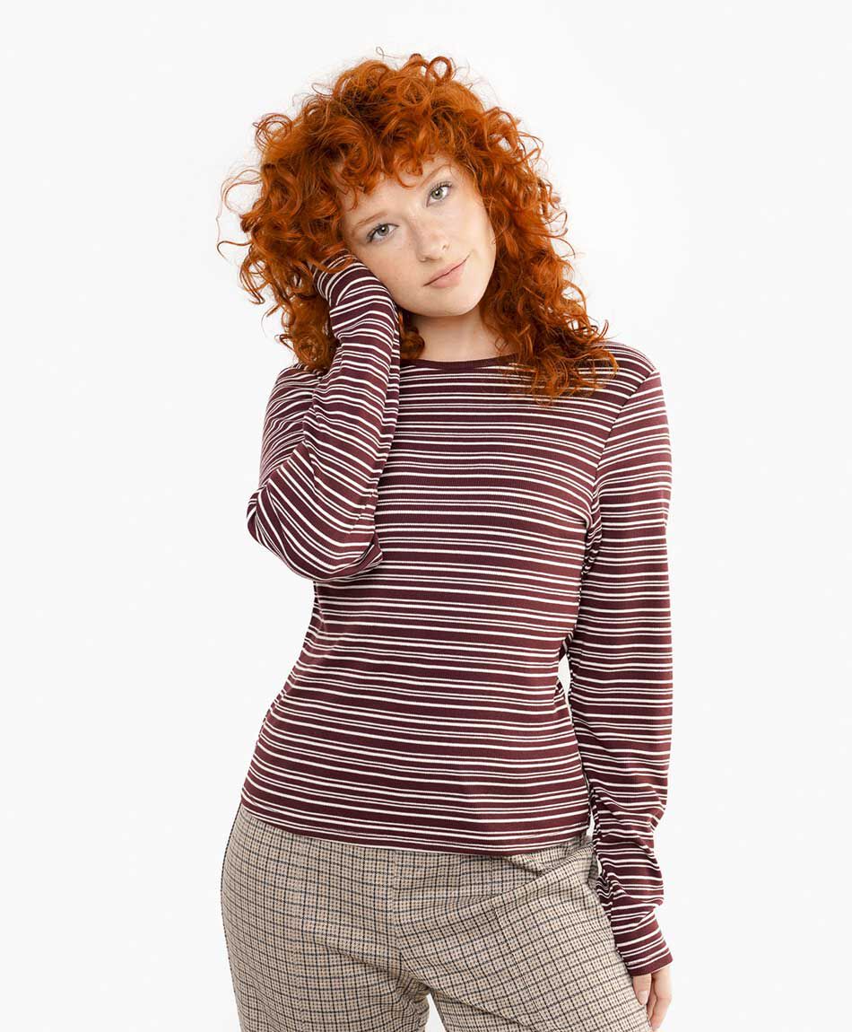 Remera mujer rayas finas burdeo