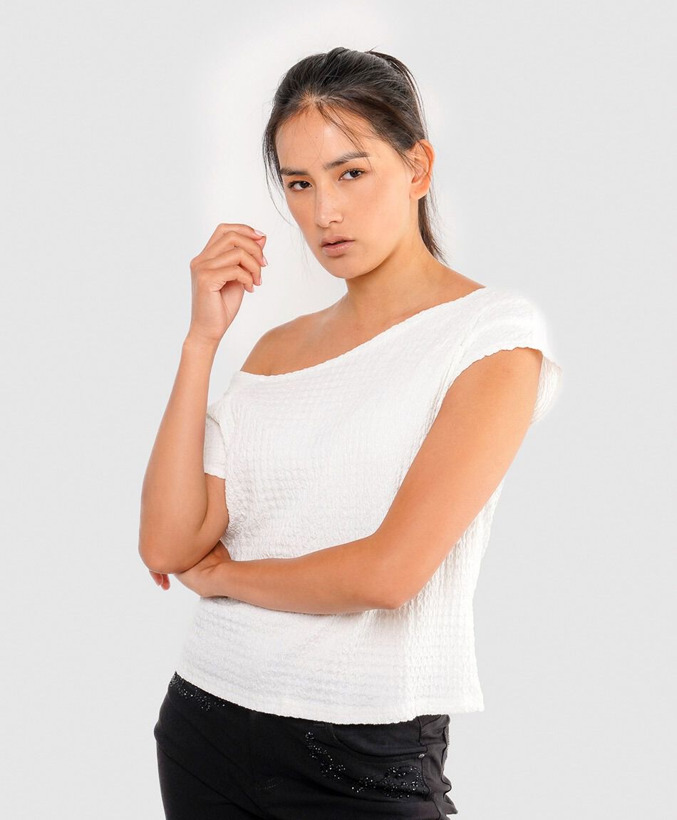 Remera mujer top asim&eacute;trico