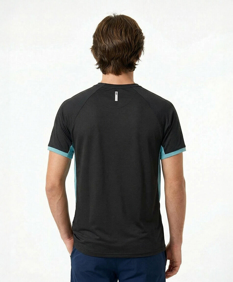 Remera deportiva hombre flechas bajas