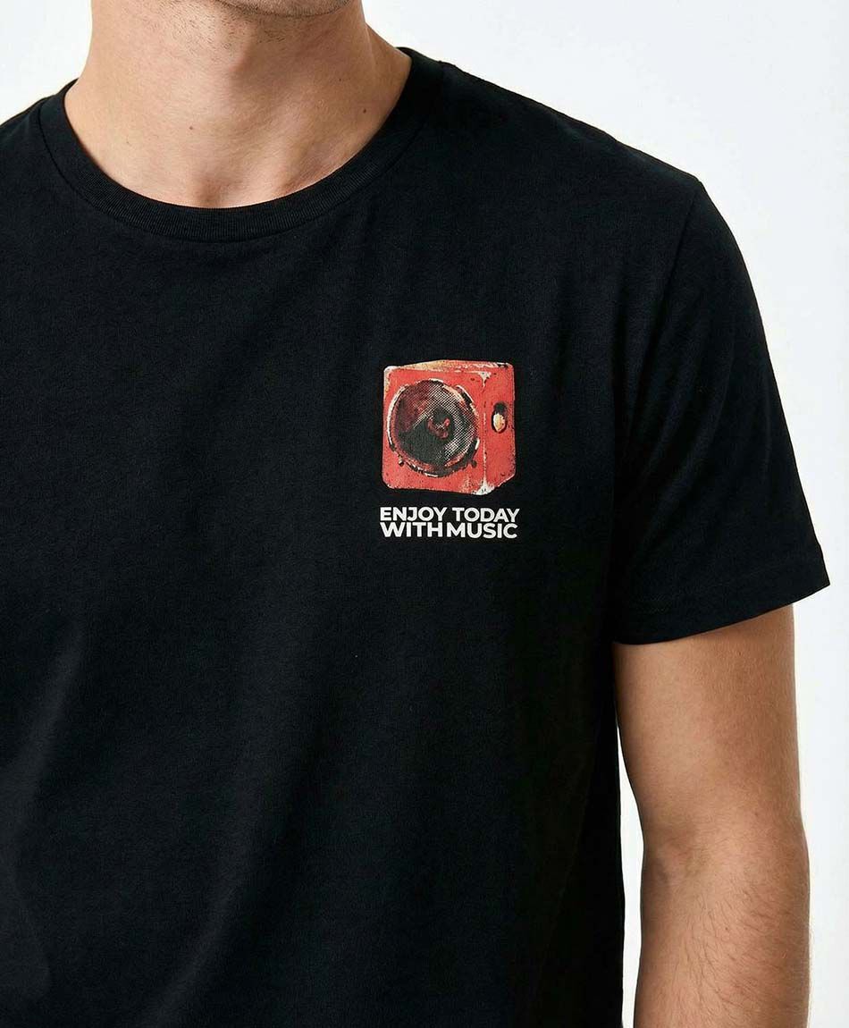 Remera hombre estampado doble enjoy today