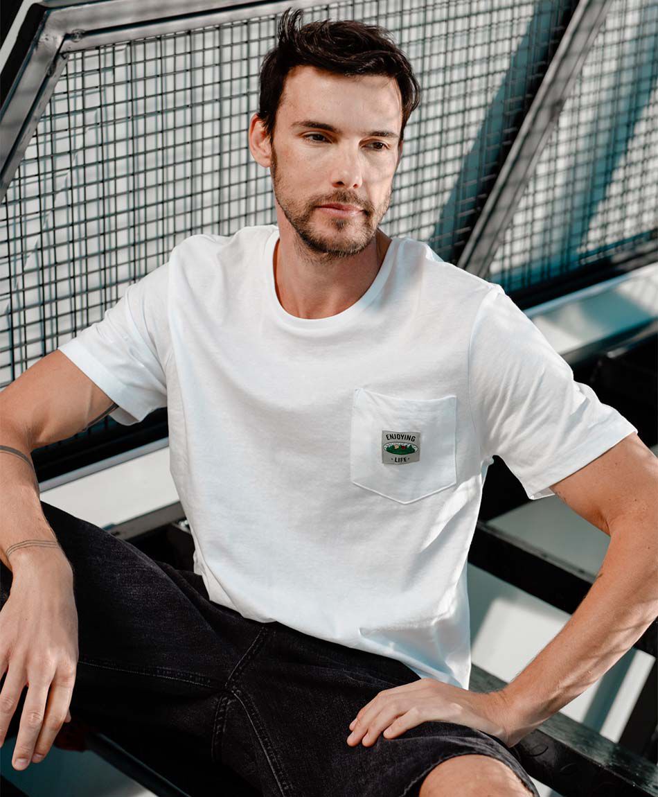 Remera hombre bolsillo parche