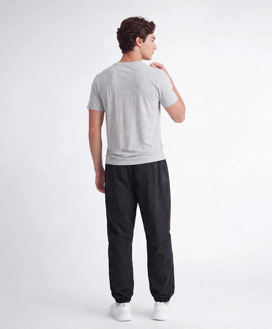 Pantal&oacute;n deportivo hombre delgado negro
