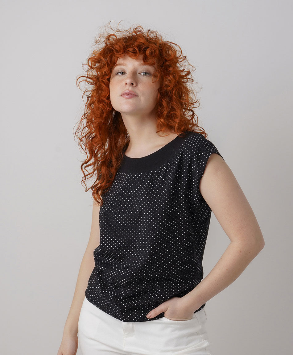 Remera mujer puntitos cuello cisne