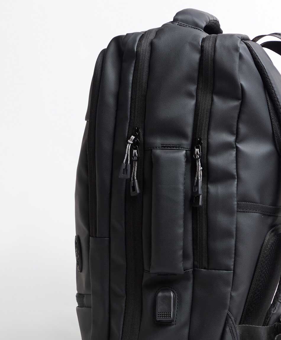 Mochila de viaje negra