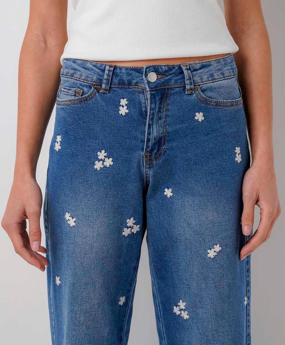 Jeans mujer straight flores bordadas