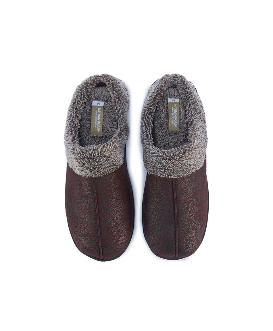 Pantufla hombre tono tierra vers&aacute;til