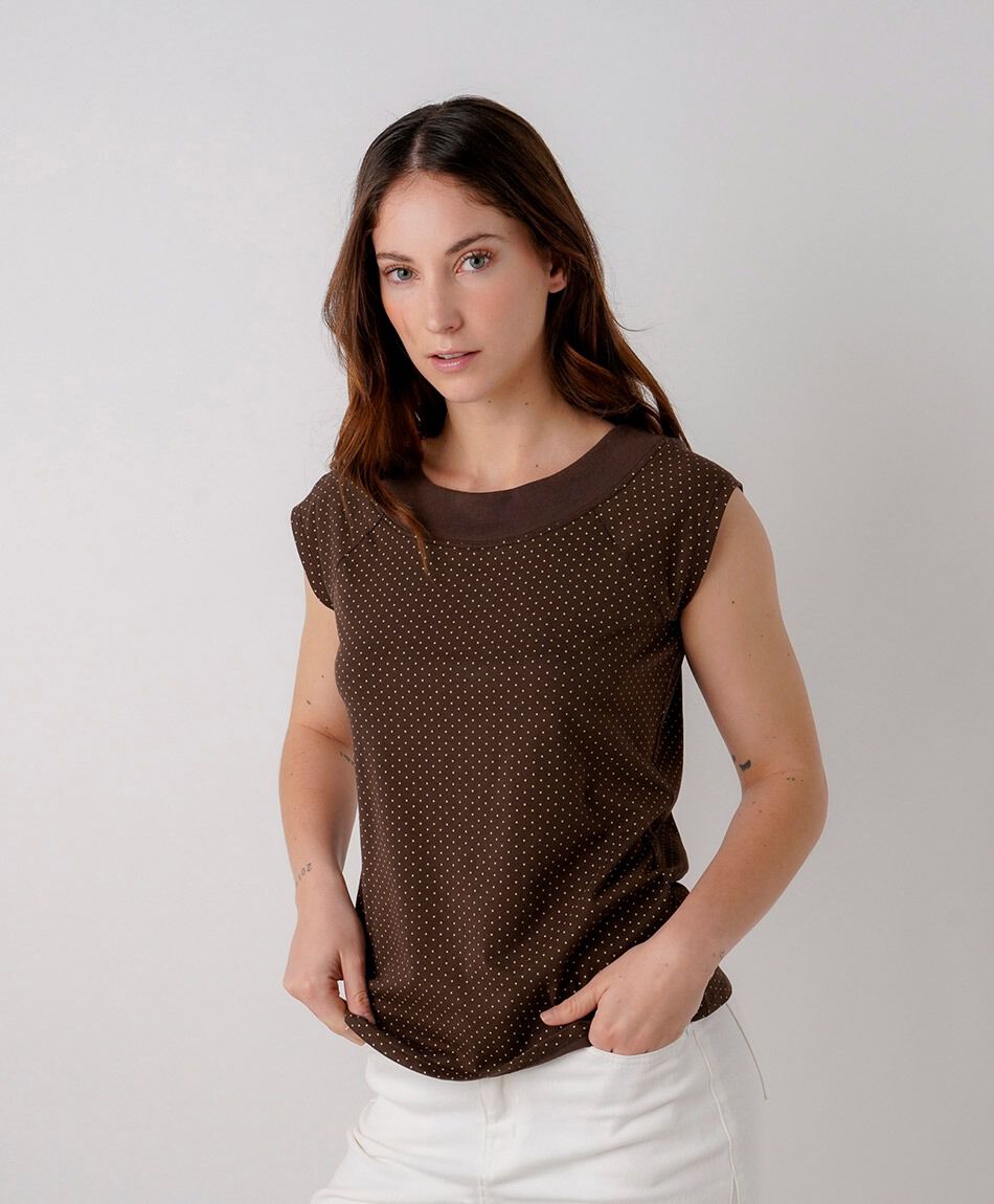 Remera mujer cafe puntitos